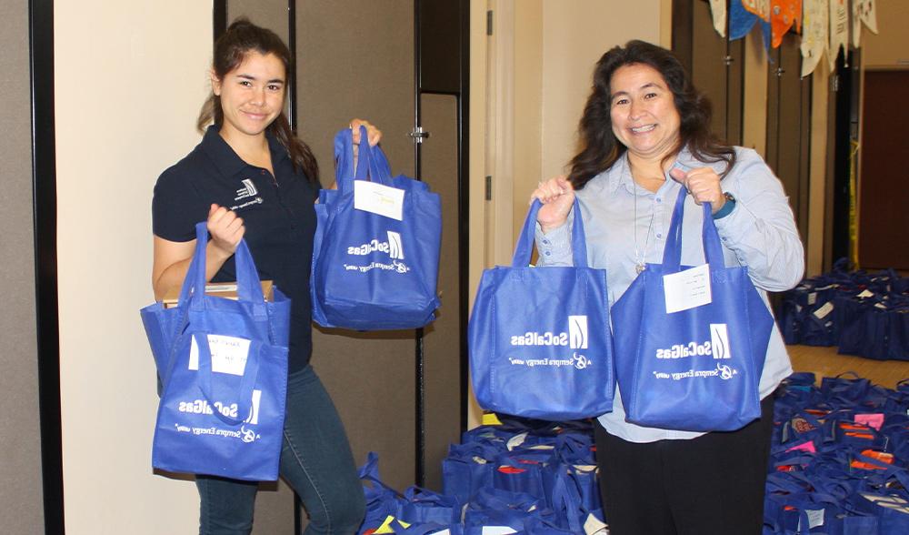 Carmen Ortega and Michele Shimose of SoCalGas volunteer at a nonprofit in Southern California